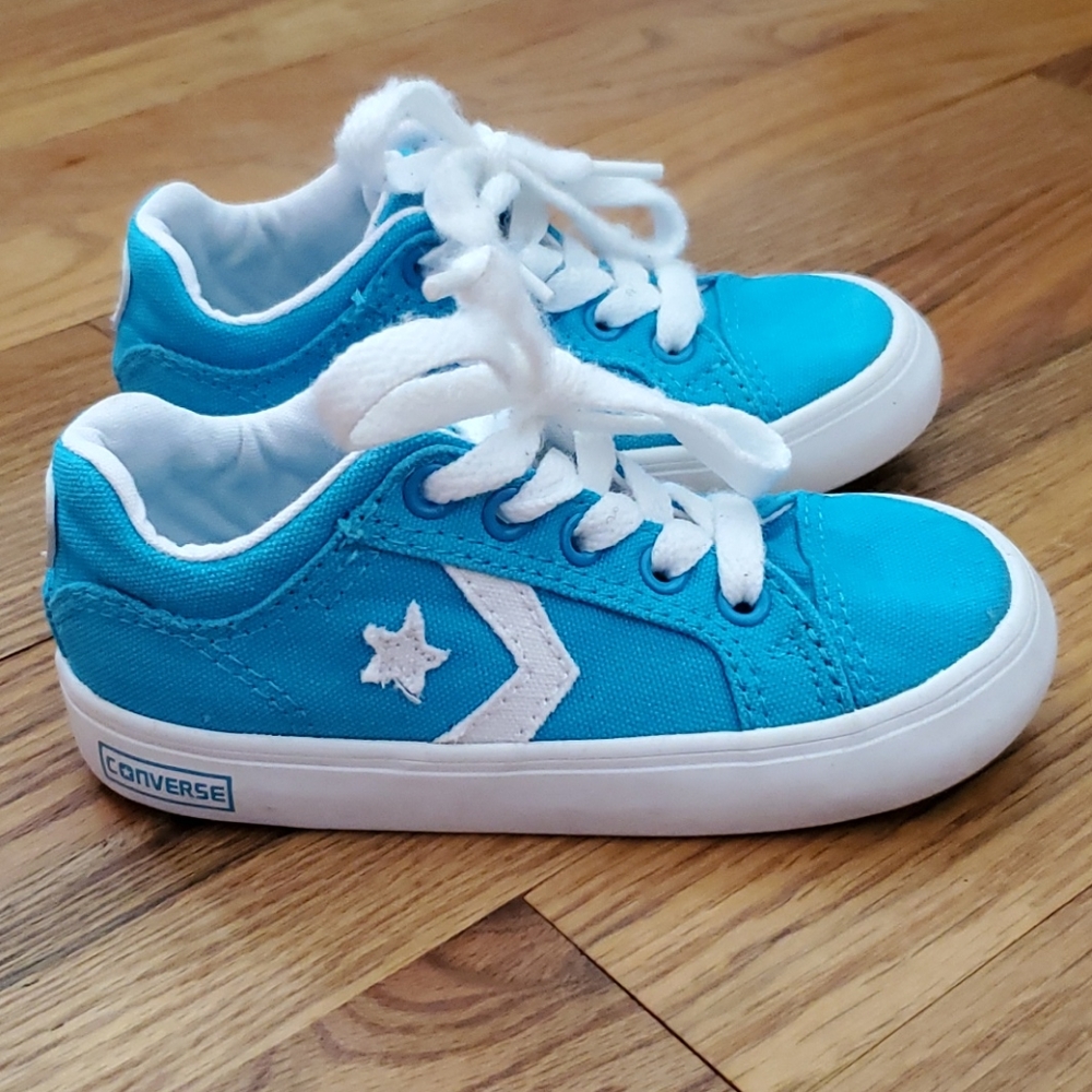Converse Toddler Size 8 Tennis Shoe